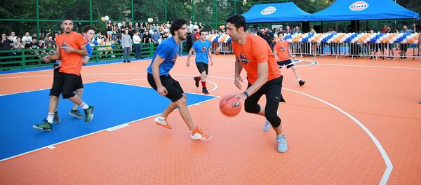 Заза Пачулия играет в стритбол в Тбилиси на площадке его имени Заза Пачулия играет в стритбол в Тбилиси на площадке его имени - Sputnik Грузия