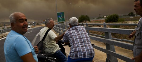 ადგილობრივი მოსახლეობა ათენის ტყეში ხანძარს აკვირდება ადგილობრივი მოსახლეობა ათენის ტყეში ხანძარს აკვირდება - Sputnik საქართველო