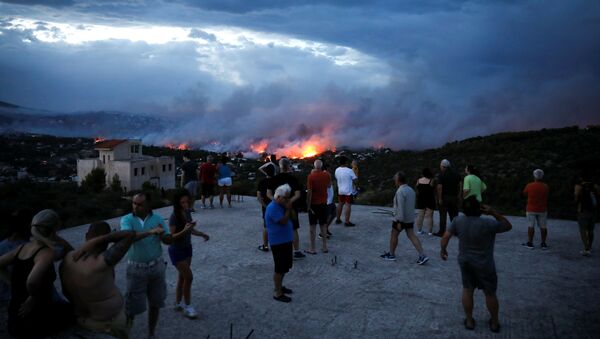 Люди наблюдают на распространением лесного пожара в греческом городе Рафина рядом с Афинами - Sputnik Грузия