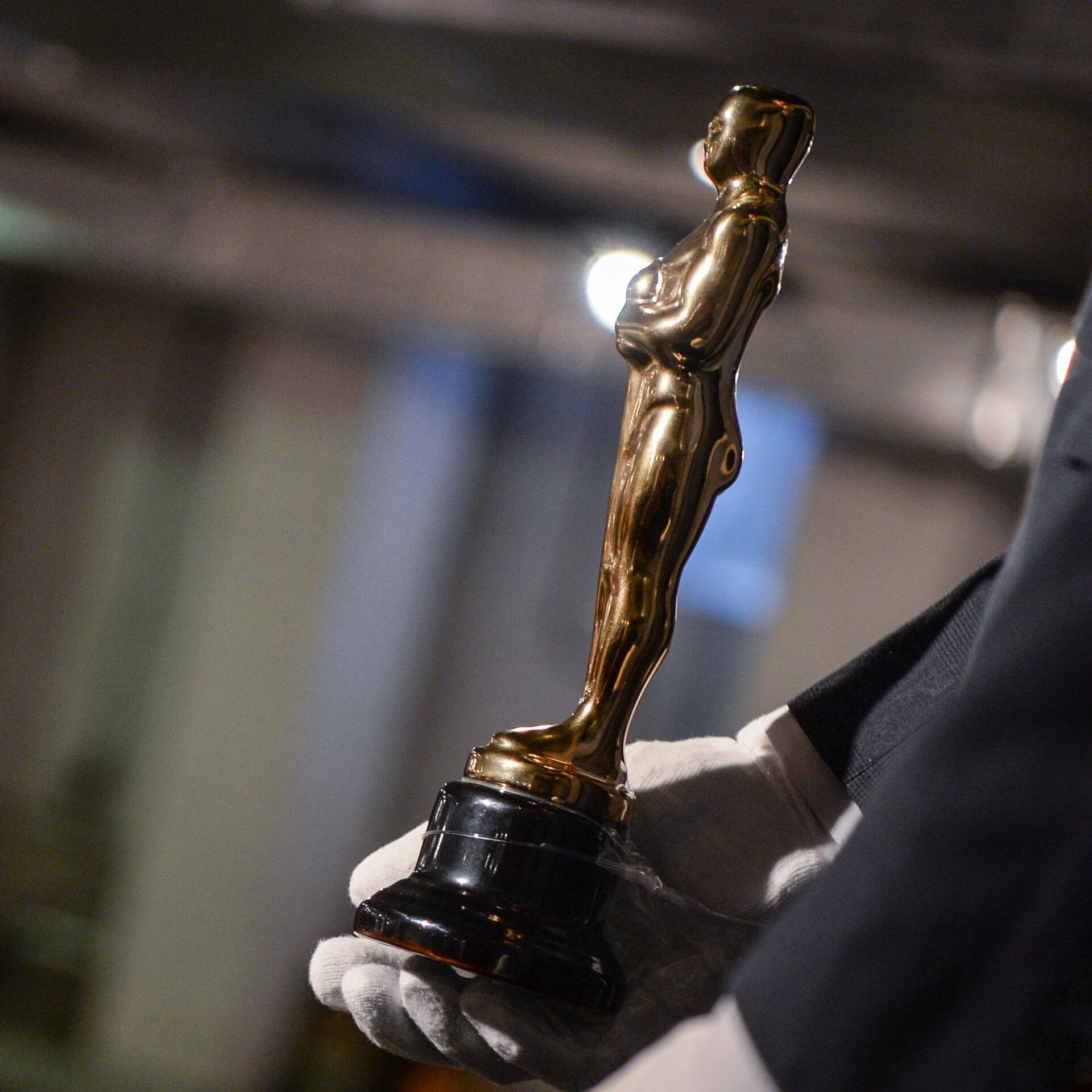 Оскар 24 года. Что держит в руках статуэтка Оскар. Русский Оскар. Глава киноакадемии.