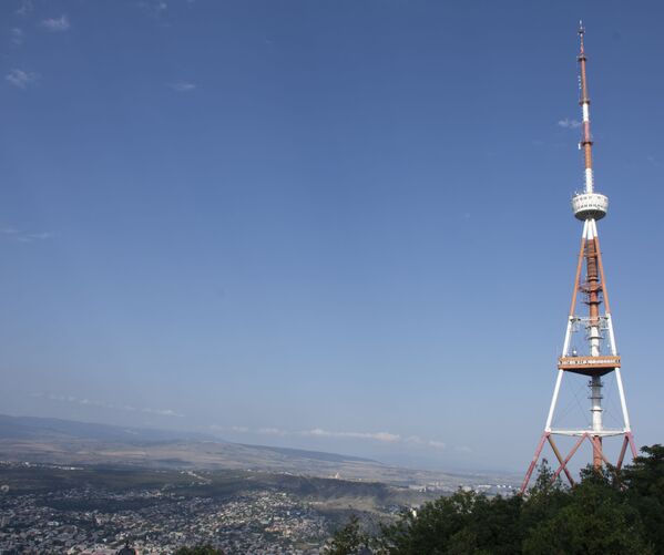 Тбилисская телевышка - это символ горы Мтацминда.  Строение высотой почти 275 метров возвели в 1972 году. Вместе с двумя подпорками ее основной ствол образует треугольник - Sputnik Грузия