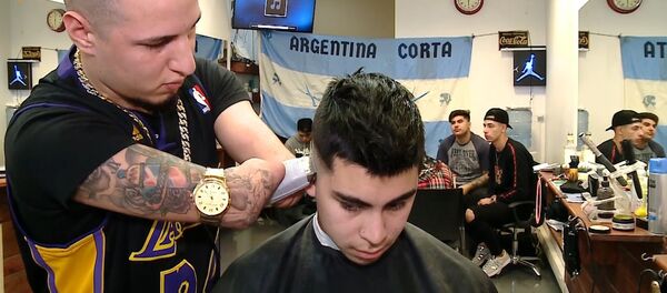 Безрукий парикмахер – лучший в Аргентине - Sputnik Грузия