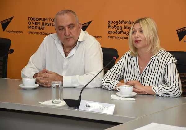 Эксперты Александр Русецкий и Анна Савчук Эксперты Александр Русецкий и Анна Савчук - Sputnik Грузия