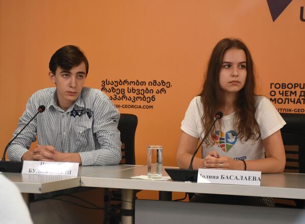Участники детской киноакадемии Киноостров Полина Басалаева и Николоз Будиашвили - Sputnik Грузия