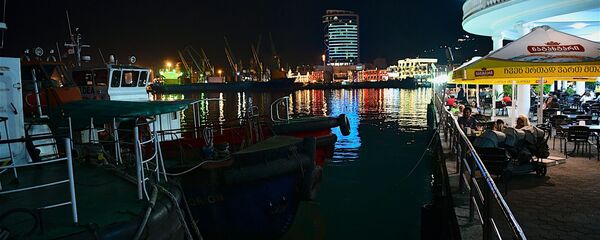 Ночной вид на порт города Батуми - Sputnik Грузия