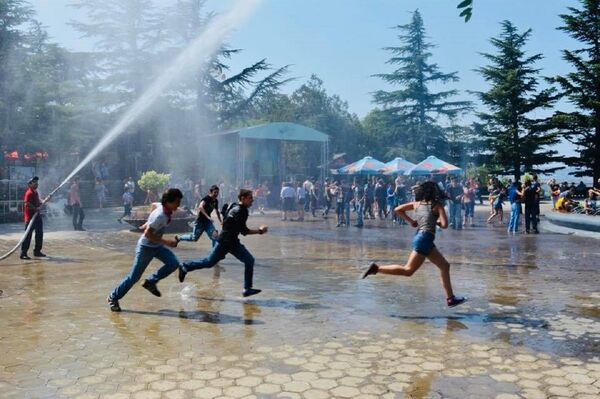 Фестиваль обливания водой в парке Мтацминда - Sputnik Грузия