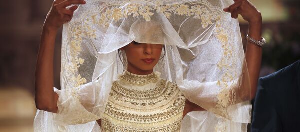 Модель на показе коллекции дизайнера Anju Modi на Неделе высокой моды в Нью-Дели - Sputnik Грузия