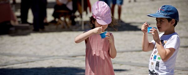 Дети едят мороженое в Сигнахи - Sputnik Грузия