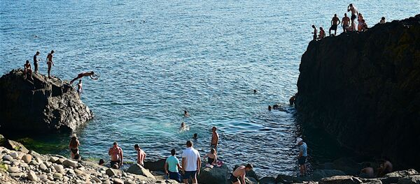 Отдыхающие купаются в море в Сарпи - Sputnik Грузия