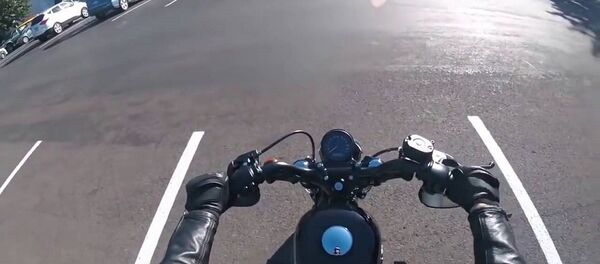 Мать советует сыну остерегаться идиотов на дороге и сама врезается в него – видео - Sputnik Грузия