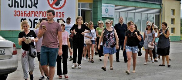 Участники ознакомительного медиа-тура с мероприятиями по борьбе с мраморными клопами - Sputnik Грузия