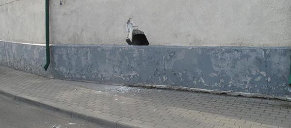 Дыра в стене изолятора временного содержания в Цхинвали - Sputnik Грузия