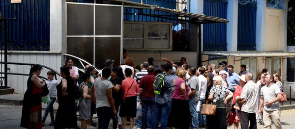 მოქალაქეთა რიგი რუსეთის ინტერესთა სექციასთან, რომლებიც ვიზას ელოდებიან - Sputnik საქართველო