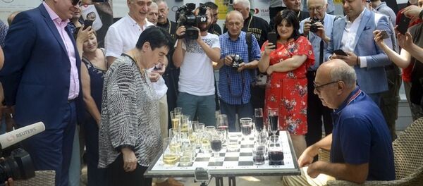 ნონა გაფრინდაშვილი და ზურაბ აზმაიფარაშვილი ჭადრაკს ღვინით სავსე ჭიქებით თამაშობენ ნონა გაფრინდაშვილი და ზურაბ აზმაიფარაშვილი ჭადრაკს ღვინით სავსე ჭიქებით თამაშობენ - Sputnik საქართველო