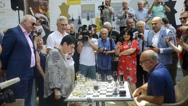 Нона Гаприндашвили и Зураб Азмаипарашвили играют в шахматы бокалами с вином - Sputnik Грузия