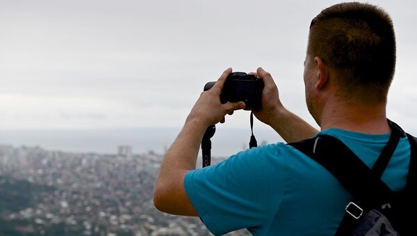 Турист фотографирует город Батуми со смотровой площадки - Sputnik Грузия