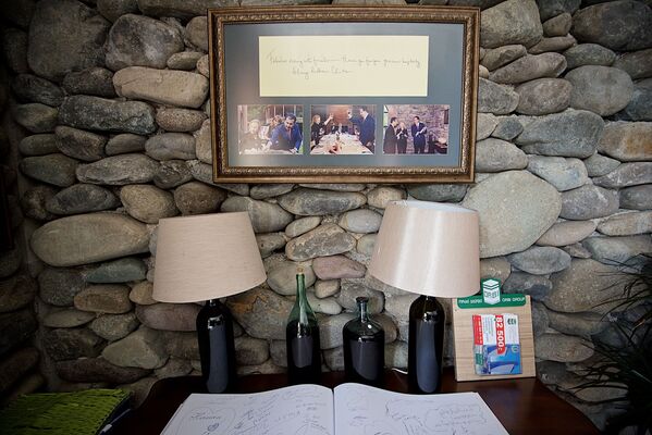 Фото с изображением бывшего президента Грузии Михаила Саакашвили во время его посещения Аджарского винного дома висит на отдельной стене. Под ней - столик с книгой отзывов - Sputnik Грузия