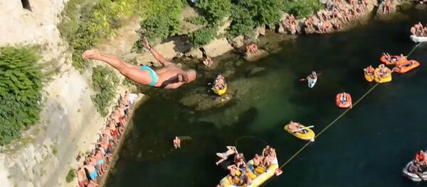 Экстрим длиной в 400 лет: как смельчаки прыгают с моста в ледяную воду - Sputnik Грузия