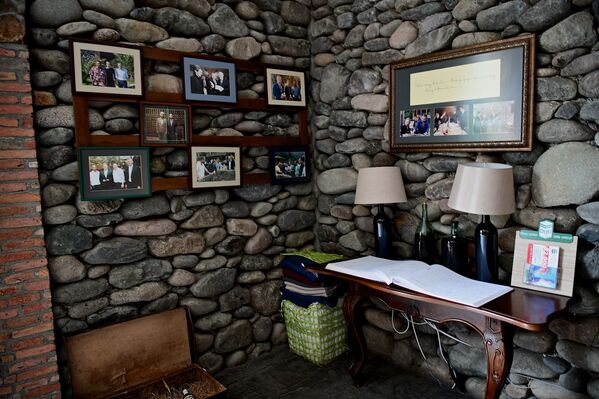 На первом этаже Аджарского винного дома посетителей встречают развешанные на стенах фотографии, на которых изображены известные люди, посетившие ранее это место. В их числе - представители власти, политики, общественные деятели, артисты, певцы и музыканты - Sputnik Грузия