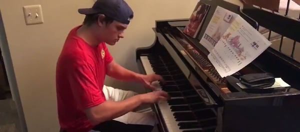 Курьер доставил семье пиццу, сыграл на их пианино Бетховена и прославился – видео Курьер доставил семье пиццу, сыграл на их пианино Бетховена и прославился – видео - Sputnik Грузия