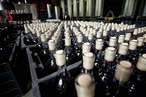В винном магазине Аджарского винного дома представлен широкий выбор не только грузинских вин, но также бренди и чачи (крепкий алкогольный напиток) - Sputnik Грузия