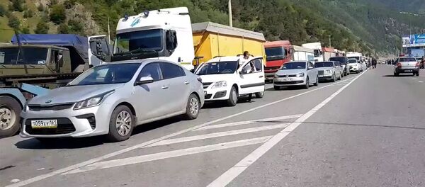 Многокилометровая пробка из машин на границе России с Грузией Многокилометровая пробка из машин на границе России с Грузией - Sputnik Грузия