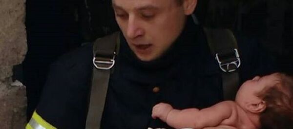 Пожарный спас ребенка в Тбилиси Пожарный спас ребенка в Тбилиси - Sputnik Грузия