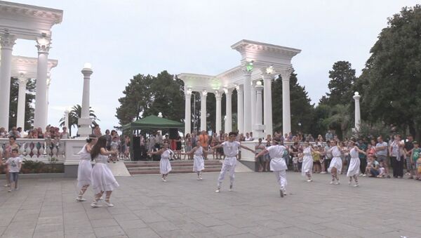 Фестиваль диаспор состоялся на бульваре в центре курортного черноморского города Батуми - Sputnik Грузия