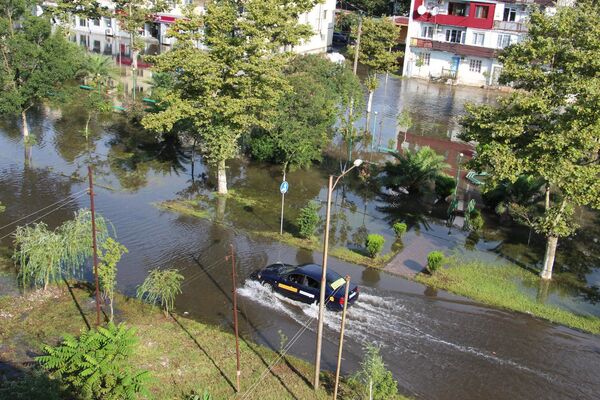 По центру города в связи с наводнением было затруднено движение транспорта - Sputnik Грузия