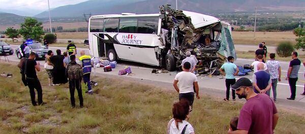 Столкновение автобуса с грузовиком Столкновение автобуса с грузовиком - Sputnik Грузия