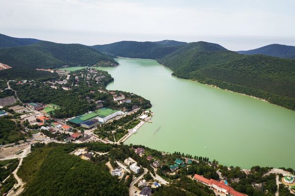 Легендарное и загадочное озеро Абрау-Дюрсо находится в 14 километрах к западу от Новороссийска. Это крупнейший пресноводный водоём в Краснодарском крае - Sputnik Грузия