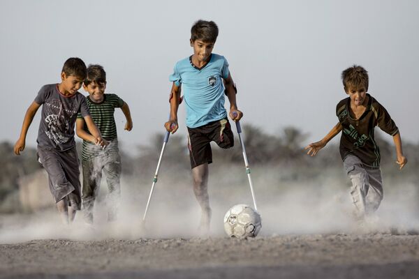 В номинации Спорт первое место получил Тайсир Махди из Ирака за фотографию Желание жить, на котором запечатлен в атаке юный футболист с ампутированной ногой - Sputnik Грузия