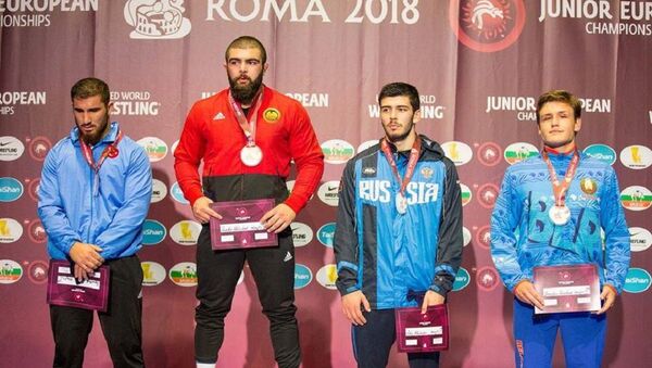 Грузинский борец Зураб Урташвили выиграл золото на молодежном ЧЕ - Sputnik Грузия