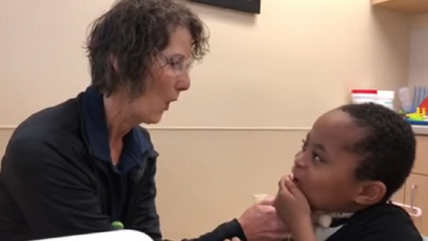 Мальчик с параличом голосовых связок впервые общается с семьей – видео - Sputnik Грузия