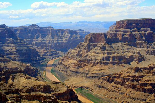 Гранд-Каньон является одним из самых глубоких каньонов в мире. Его прорезывает река Колорадо в толще песчаников, известняков и сланцев. Эти удивительные природные явления происходили в течение 10 миллионов лет - Sputnik Грузия