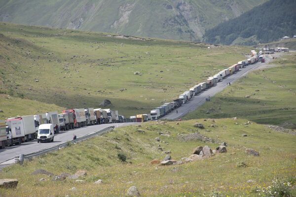 Вот уже несколько дней на Военно-Грузинской дороге большая очередь из грузовых автомобилей - Sputnik Грузия