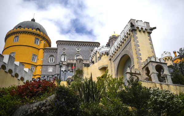 Дворец Пена - самый известный дворцово-парковый ансамбль Португалии с яркими разноцветными стенами. Дворец, построенный в духе романтизма, представляет собой целый букет архитектурных стилей. Здесь можно найти и неоготику, и мануэлино, и неоренессанс, и даже исламские мотивы - Sputnik Грузия