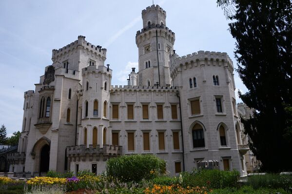 Замок Глубока-над-Влтавой был возведен в середине XIII века на обрыве над речкой Влтавой. Первоначально его построили в готическом стиле, позднее он приобретал черты эпохи ренессанса и барокко. Дворцовый комплекс состоит из 11 башен, 140 комнат, двух внутренних дворов, застеклённой оранжереи и конюшни - Sputnik Грузия