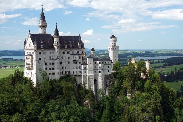 Замок Нойшванштайн — романтический замок баварского короля Людвига II около городка Фюссен и замка Хоэншвангау в юго-западной Баварии, недалеко от австрийской границы. Одно из самых популярных среди туристов мест на юге Германии.В настоящее время замок является музеем. Для посещения замка необходимо купить билет и подняться к замку на автобусе, а также пешком или на конной упряжке - Sputnik Грузия