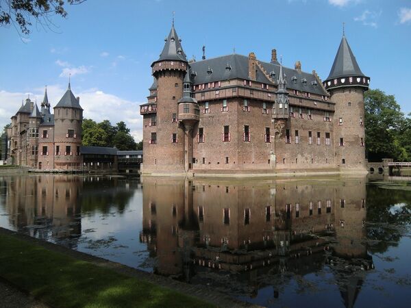 Замок де Хаар – это самый большой и без сомнения самый прекрасный замок не только в Голландии, но и во всей Европе. Он выглядит как сказочный дворец: шикарное здание с башенками, расположенное в центре небольшого декоративного пруда и окруженное ухоженным садом - Sputnik Грузия