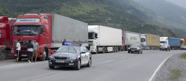 Очередь из фур в направлении ТПП Казбеги - Верхний Ларс - Sputnik Грузия