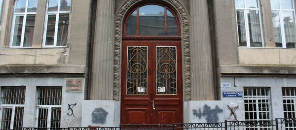 Фасад 43-й средней школы имени Тициана Табидзе на улице по адресу Л.Асатиани 50 Фасад 43-й средней школы имени Тициана Табидзе на улице по адресу Л.Асатиани 50 - Sputnik Грузия