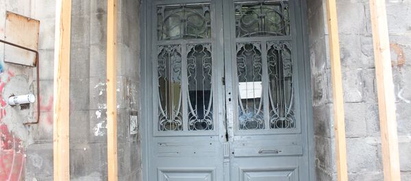 Вход в школу с боковой двери. - Sputnik Грузия