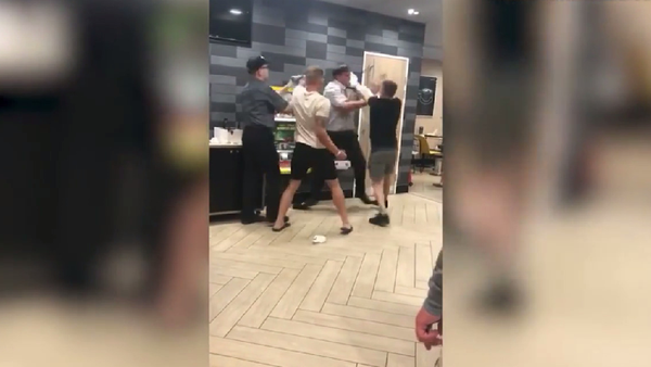 Пьяные подростки избили менеджера McDonalds за просьбу покинуть зал – видео - Sputnik Грузия