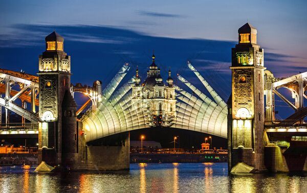 Самыми главными символами Санкт-Петербурга являются знаменитые белые ночи и разводные мосты. Путешественники стремятся приехать в город на Неве именно летом, чтобы иметь возможность увидеть и то, и другое - Sputnik Грузия