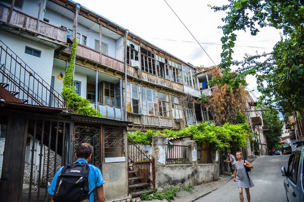 „ატრაქციონი“ ტურისტებისთვის: არქიტექტურული კიჩები და ძველი თბილისის „შეჭმული“ ხიბლი „ატრაქციონი“ ტურისტებისთვის: არქიტექტურული კიჩები და ძველი თბილისის „შეჭმული“ ხიბლი - Sputnik საქართველო