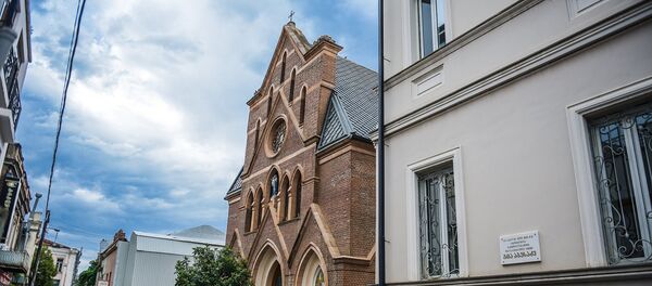 Католическая церковь на одной из улиц столицы - Sputnik Грузия