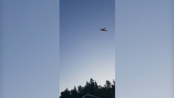 Очевидцы сняли на видео полет угнанного в США лайнера Q400 - Sputnik Грузия