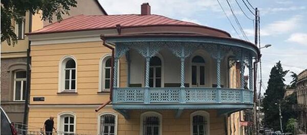 Отреставрированный дом XIX века на улице Шалвы Дадиани в Тбилиси Отреставрированный дом XIX века на улице Шалвы Дадиани в Тбилиси - Sputnik Грузия