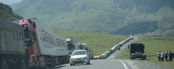 ტრაილერების რიგი „ყაზბეგი-ზემო ლარსის“ საბაჟო-საკონტროლო პუნქტზე ტრაილერების რიგი „ყაზბეგი-ზემო ლარსის“ საბაჟო-საკონტროლო პუნქტზე - Sputnik საქართველო
